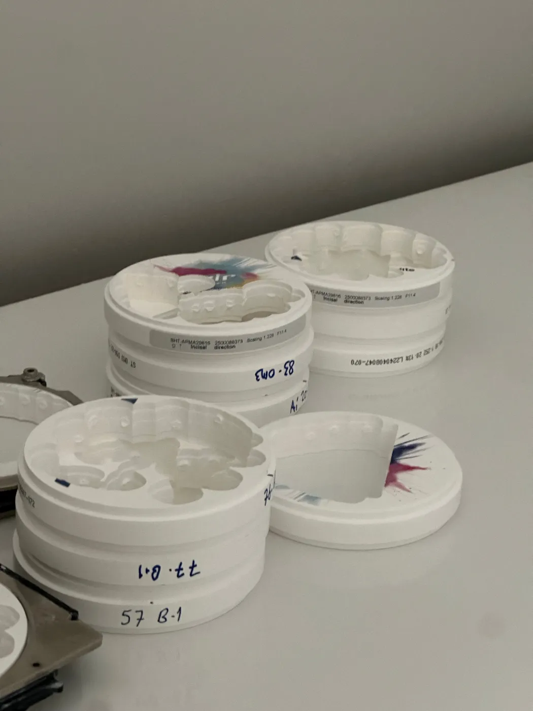 Discos de circonio ya fresados, con los huecos de las piezas
